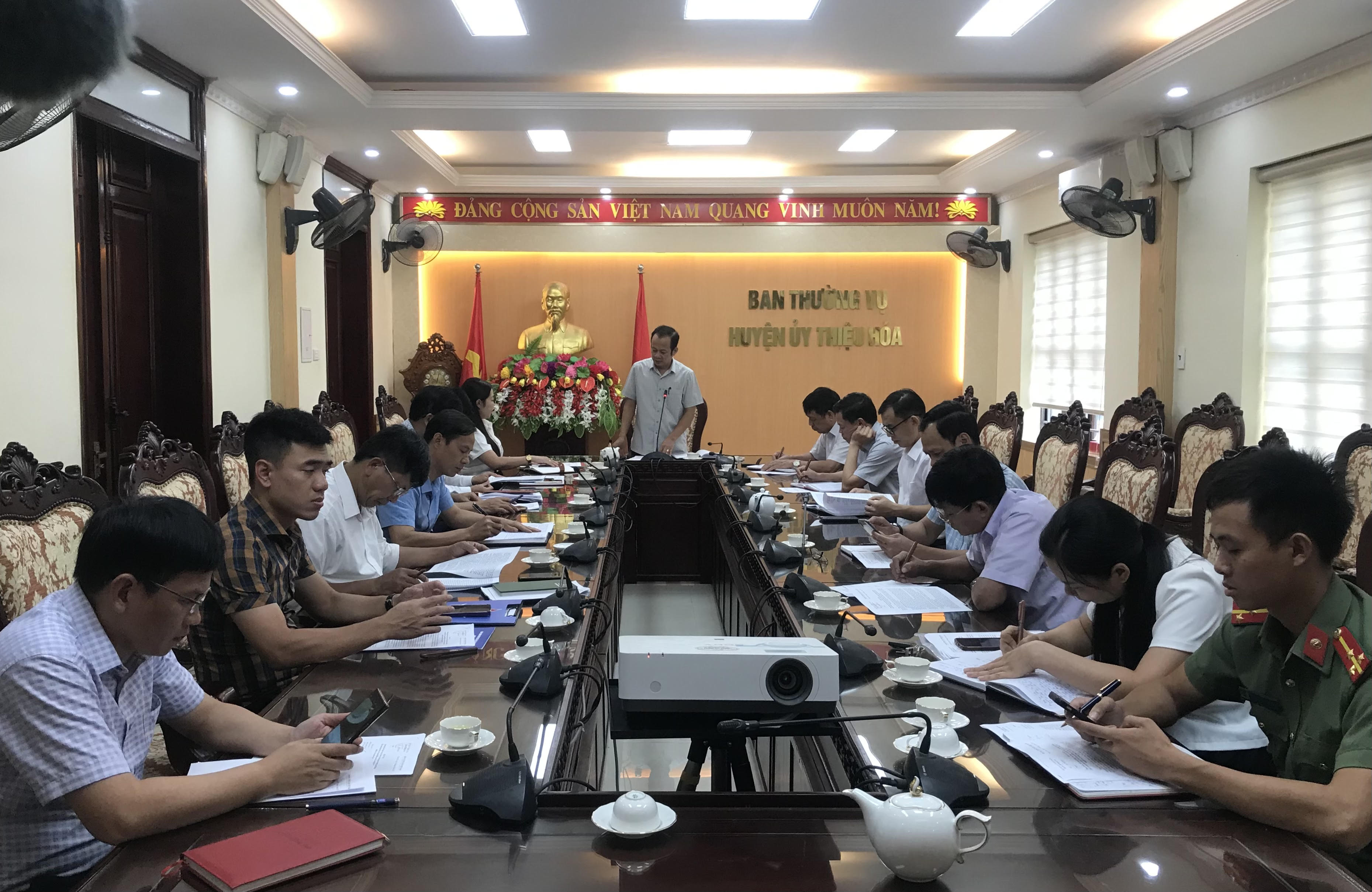Phó Bí thư Thường trực Huyện ủy Đỗ Thế bằng chủ trì hội nghị Ban Chỉ đạo 35 của huyện