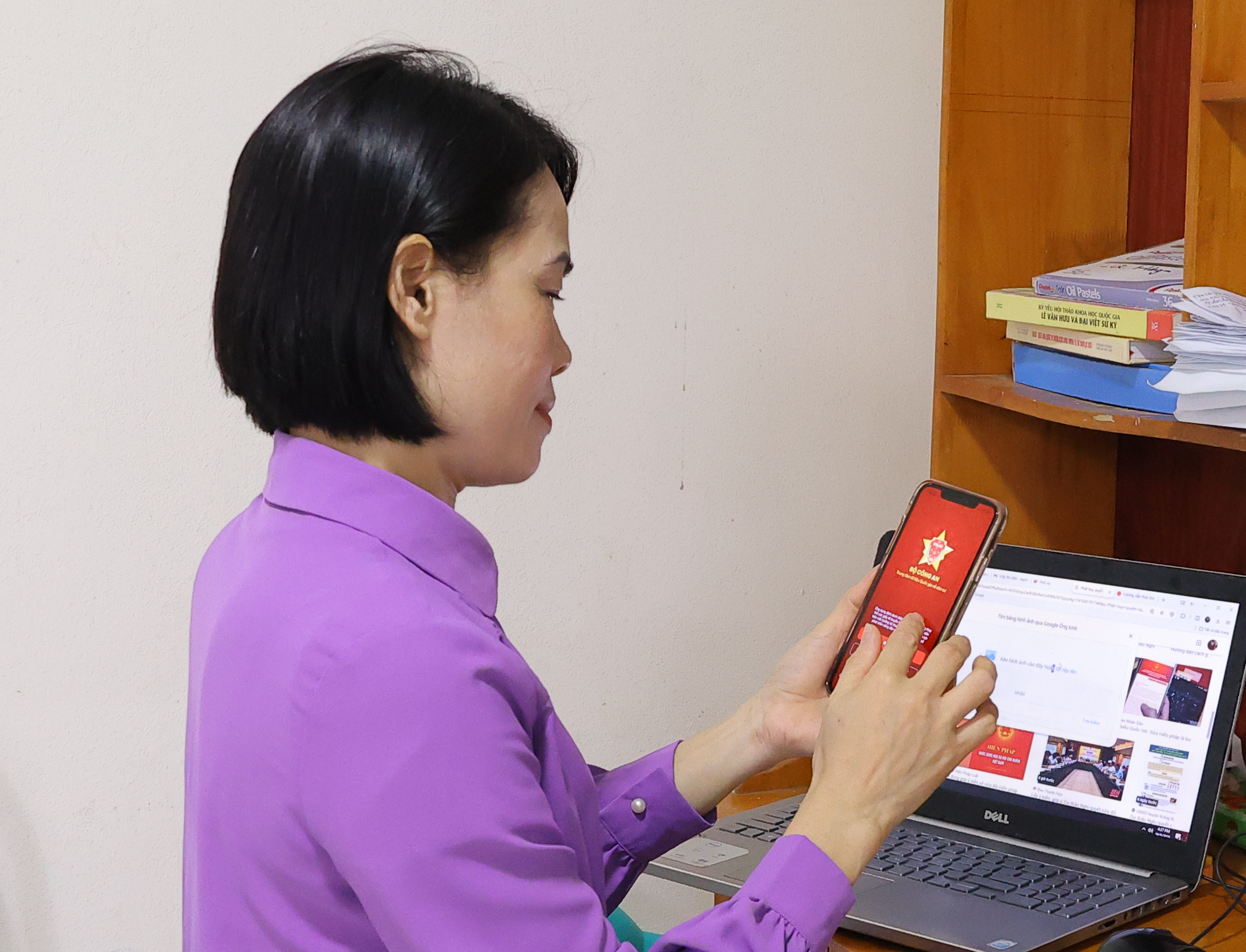 Người dân tham gia góp ý dự thảo sửa đổi Hiến pháp năm 2013 qua hệ thống VNelD bằng điện thoại di động Smartphone
