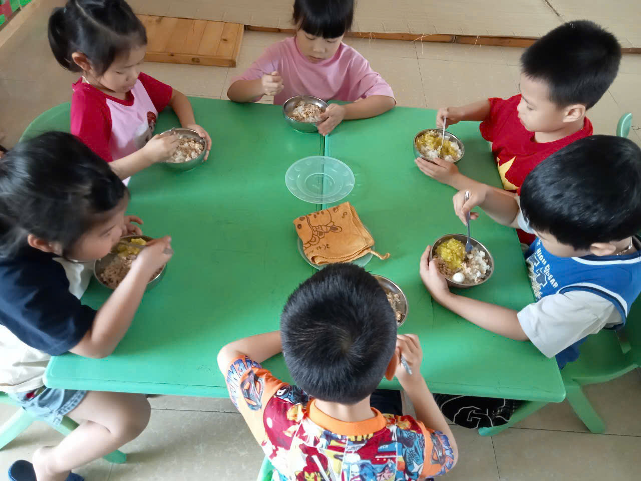 Các trẻ được ăn ngon và đủ chất