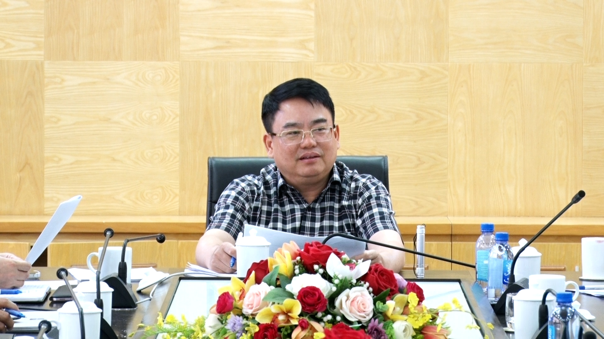 Đồng chí Nguyễn Tiến Hiệu, Ủy viên BTV Tỉnh ủy, Trưởng Ban Quản lý Khu kinh tế Nghi Sơn và các khu công nghiệp phát biểu kết luận Hội nghị