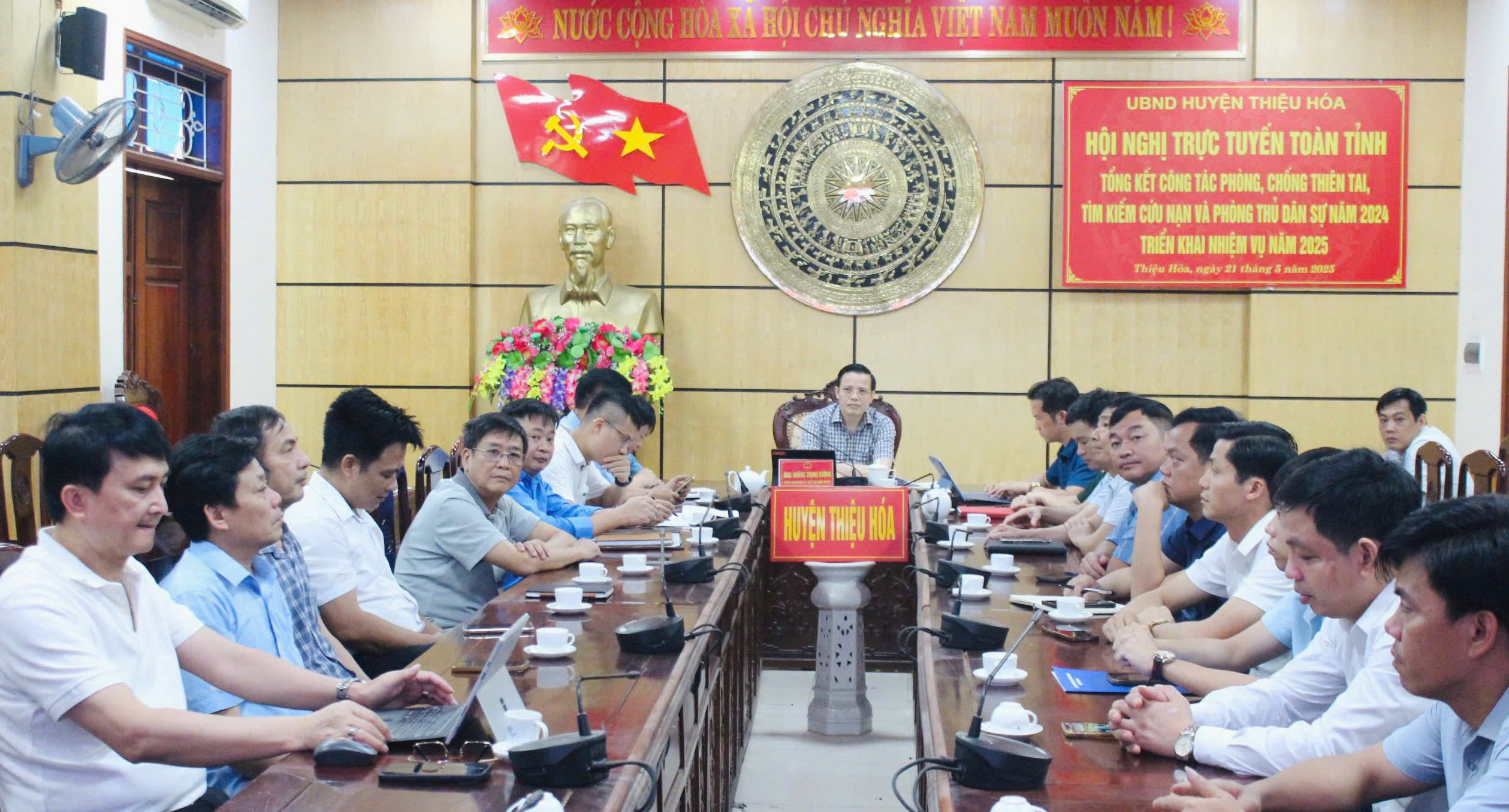 Các đại biểu dự tại điểm cầu UBND huyện Thiệu Hoá.