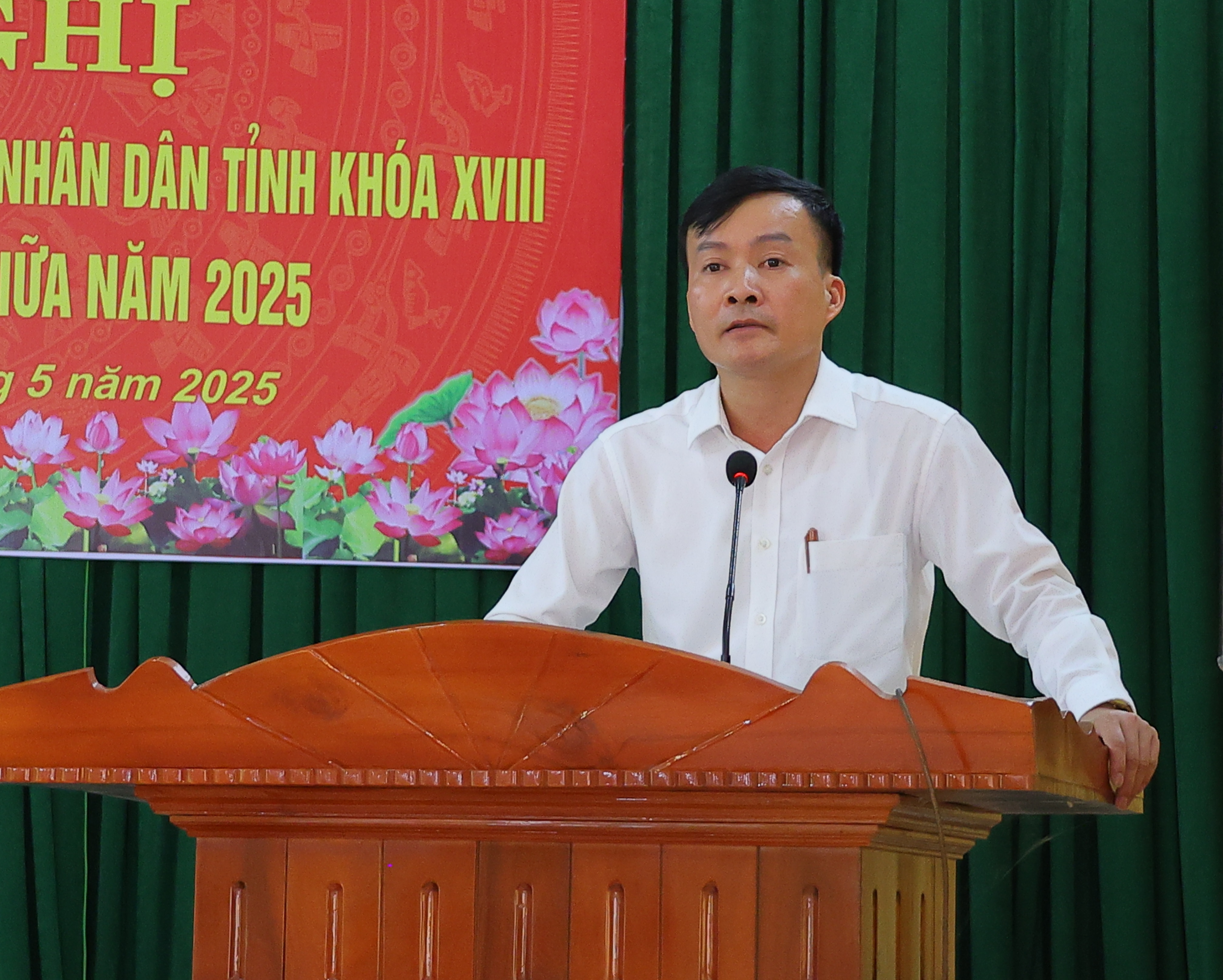 Cử tri xã Thiệu Chính phát biểu tại buổi tiếp xúc.
