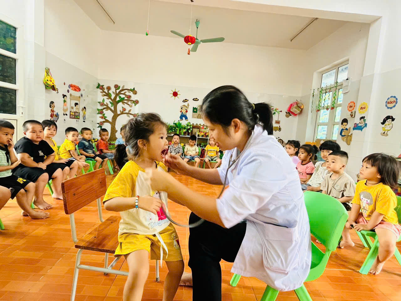 Trẻ được khám sức khỏe răng miệng