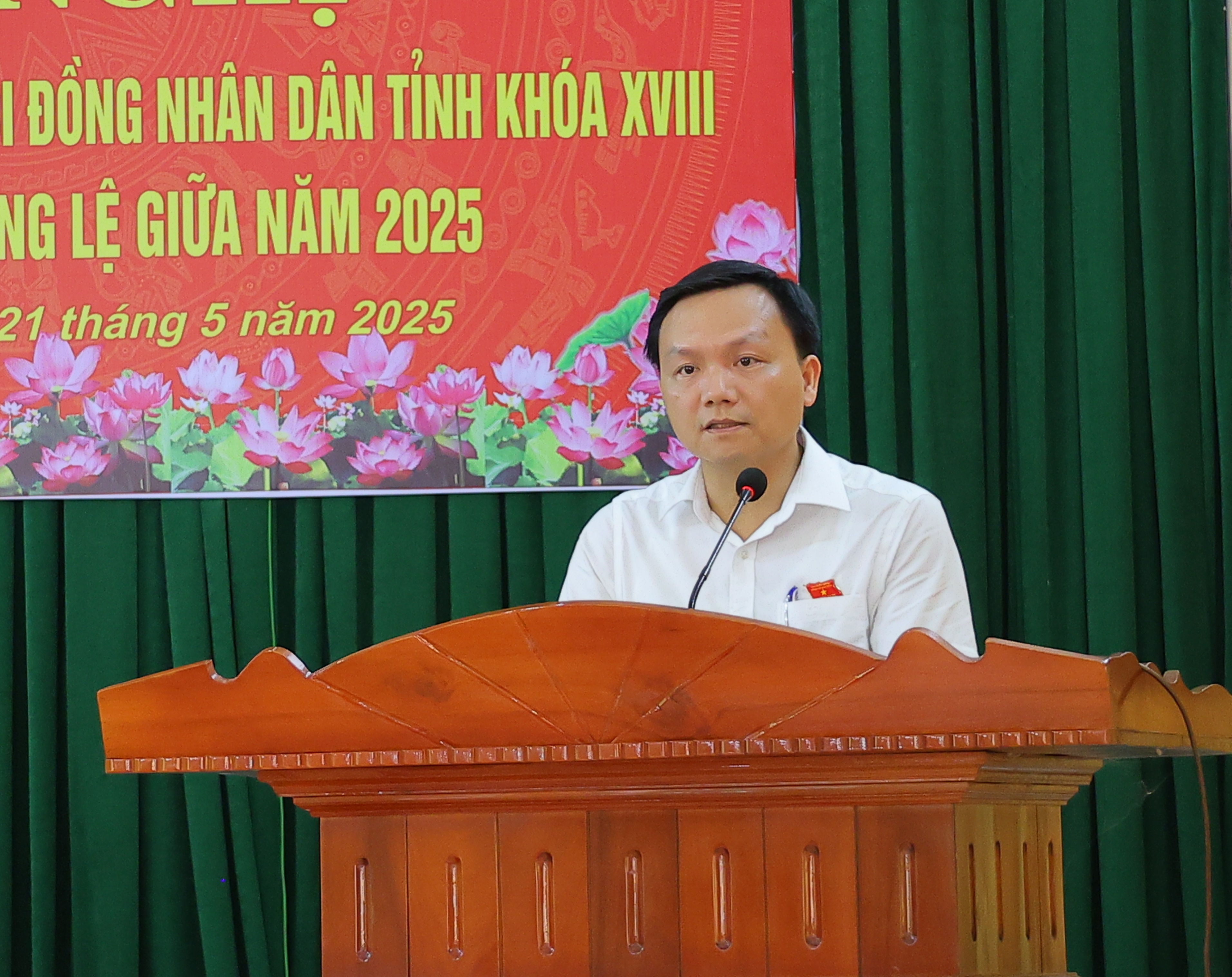 Đại biểu Lê Minh Nghĩa báo cáo kết quả kinh tế - xã hội của tỉnh 5 tháng đầu năm 2025.