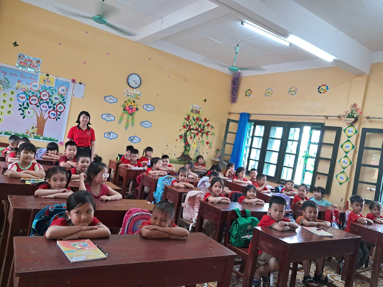 Trẻ mẫu giáo lớn tham quan trường tiểu học Thiệu Hoà