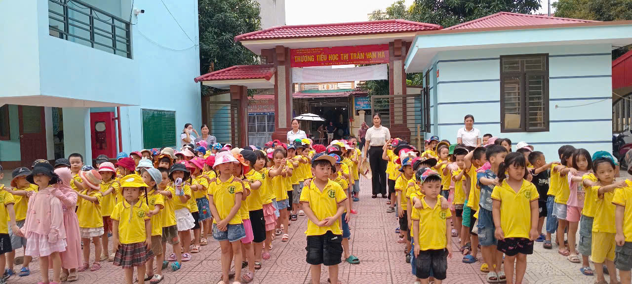 Các bé làm quen với trường tiểu học