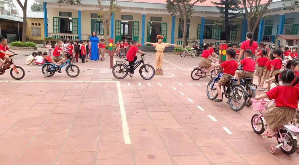 Bé học luật giao thông đường bộ