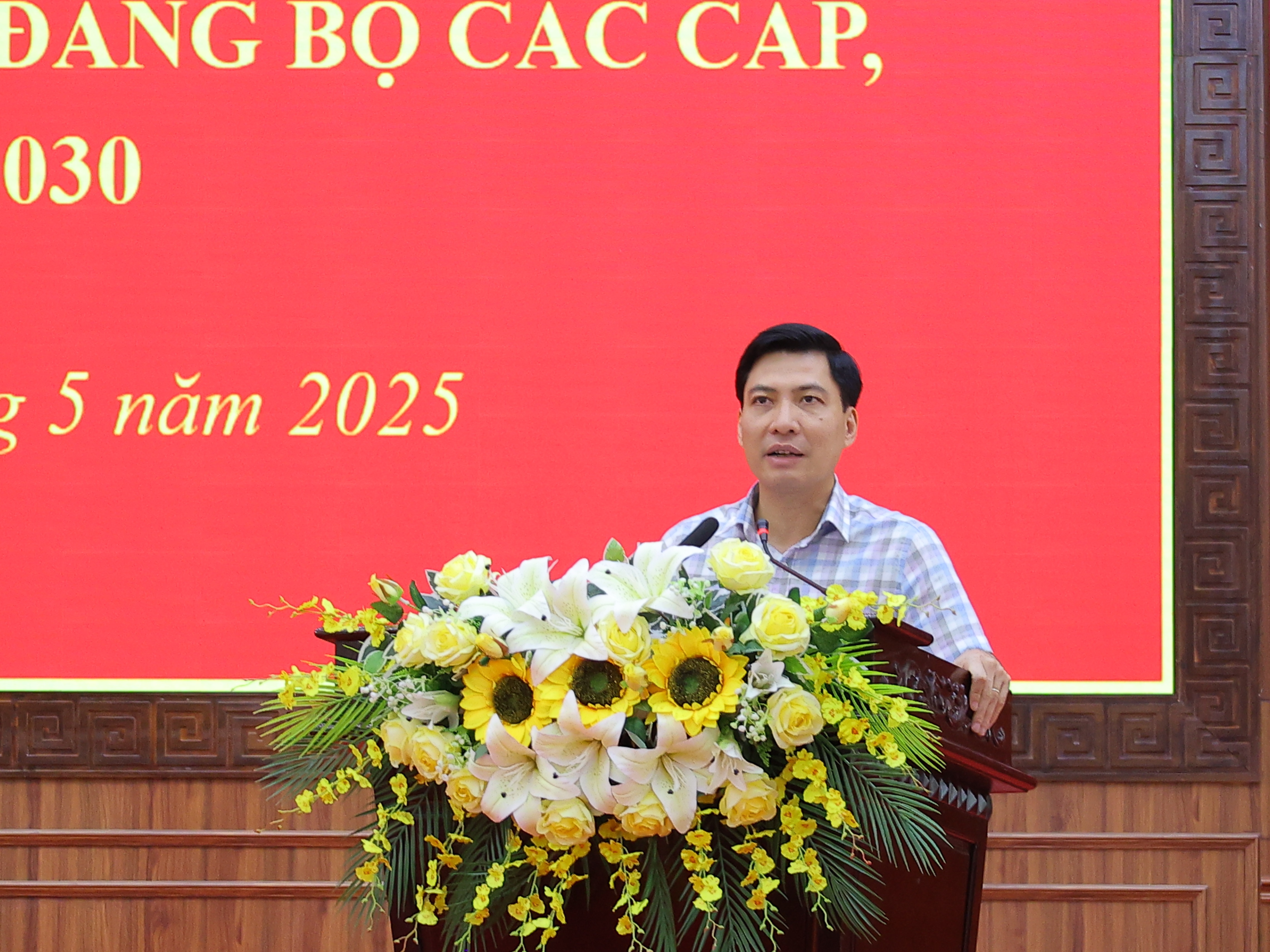 Bí thư Huyện ủy Nguyễn Văn Biện phát biểu chỉ đạo tại hội nghị