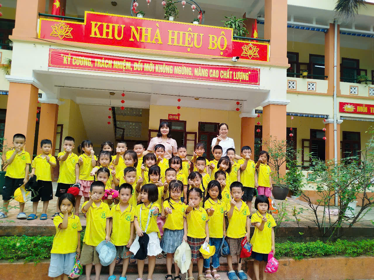 Các bé chụp ảnh lưu niệm với cô Hiệu trưởng trường tiểu học thị trấn Vạn Hà