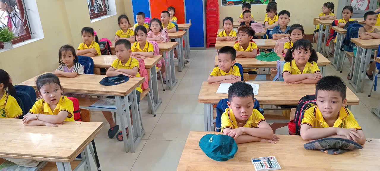 Các bé làm quen với lớp học của trường tiểu học