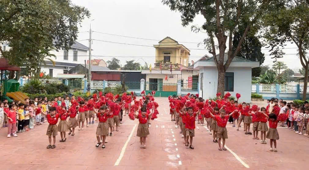 Đồng diễn chương trình Bé với ATGT