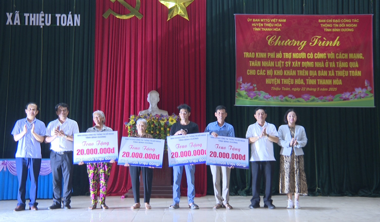 Các đồng chí lãnh đạo tỉnh Bình Dương và huyện Thiệu Hoá trao tiền hỗ trợ và quà cho các đối tượng