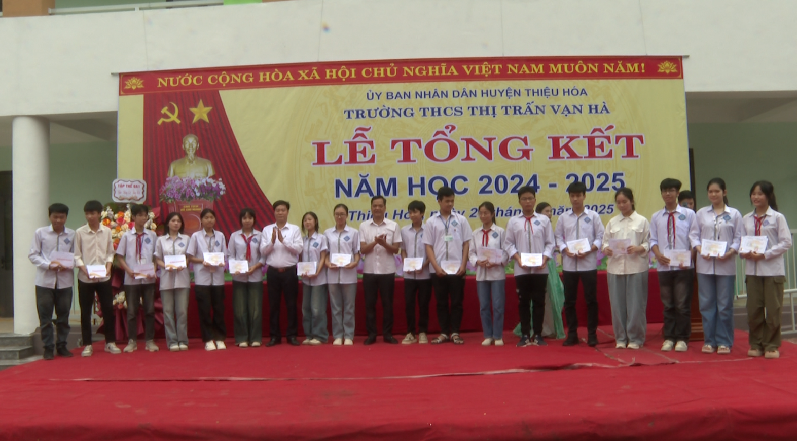 Lãnh đạo phòng Giáo dục- Đào tạo và Lãnh đạo thị trấn Thiệu Hoá trao thưởng cho học sinh