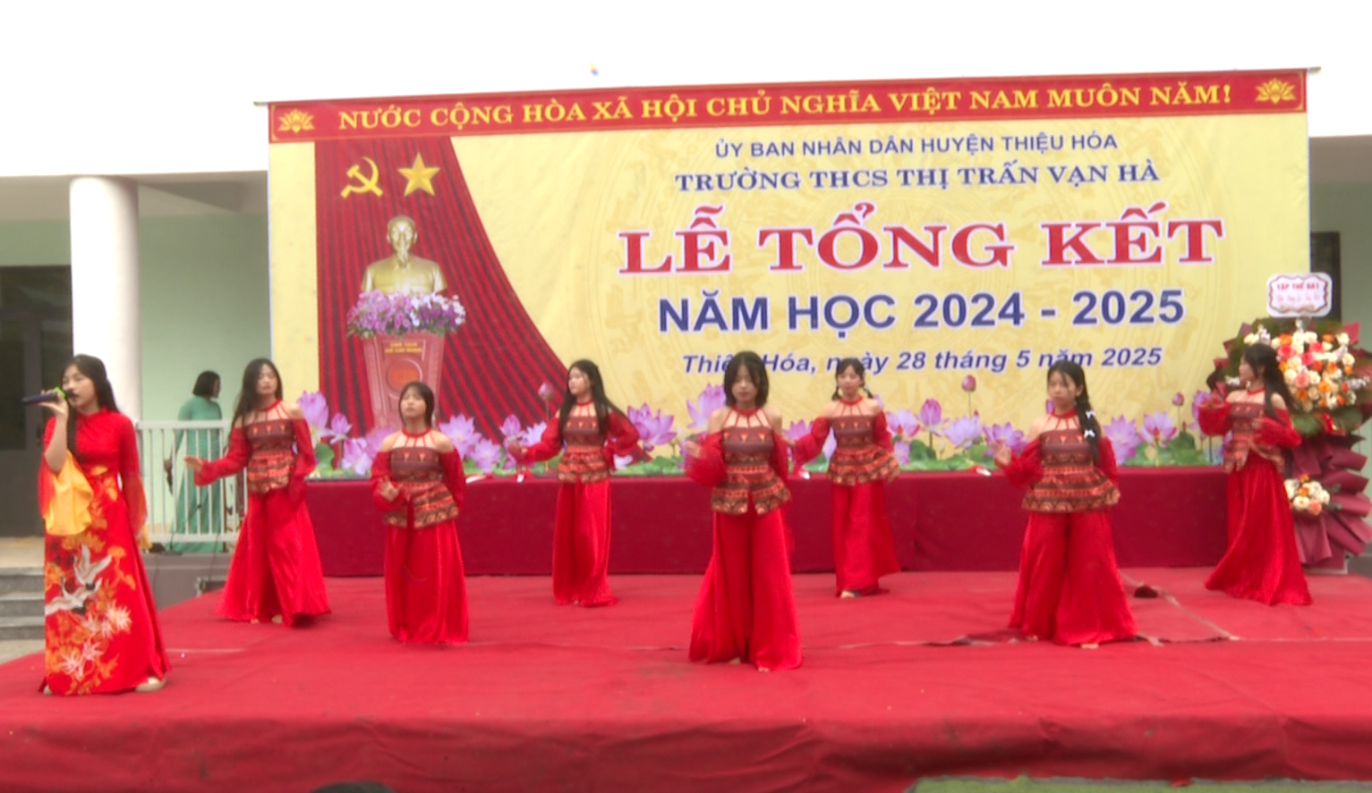 Chương trình văn nghệ chào mừng của giáo viên và học sinh