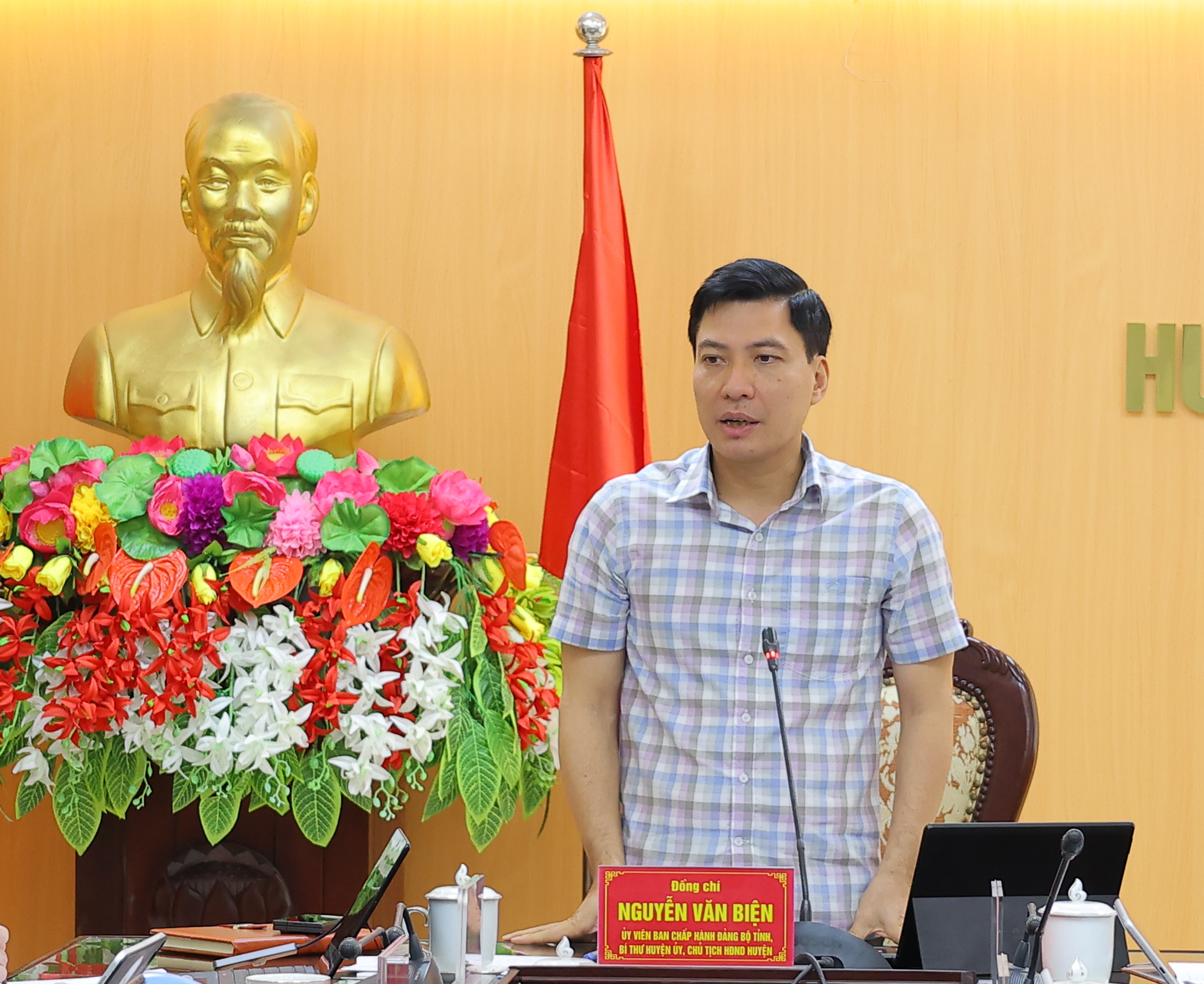 Bí thư Huyện ủy Nguyễn Văn Biện chủ trì hội nghị