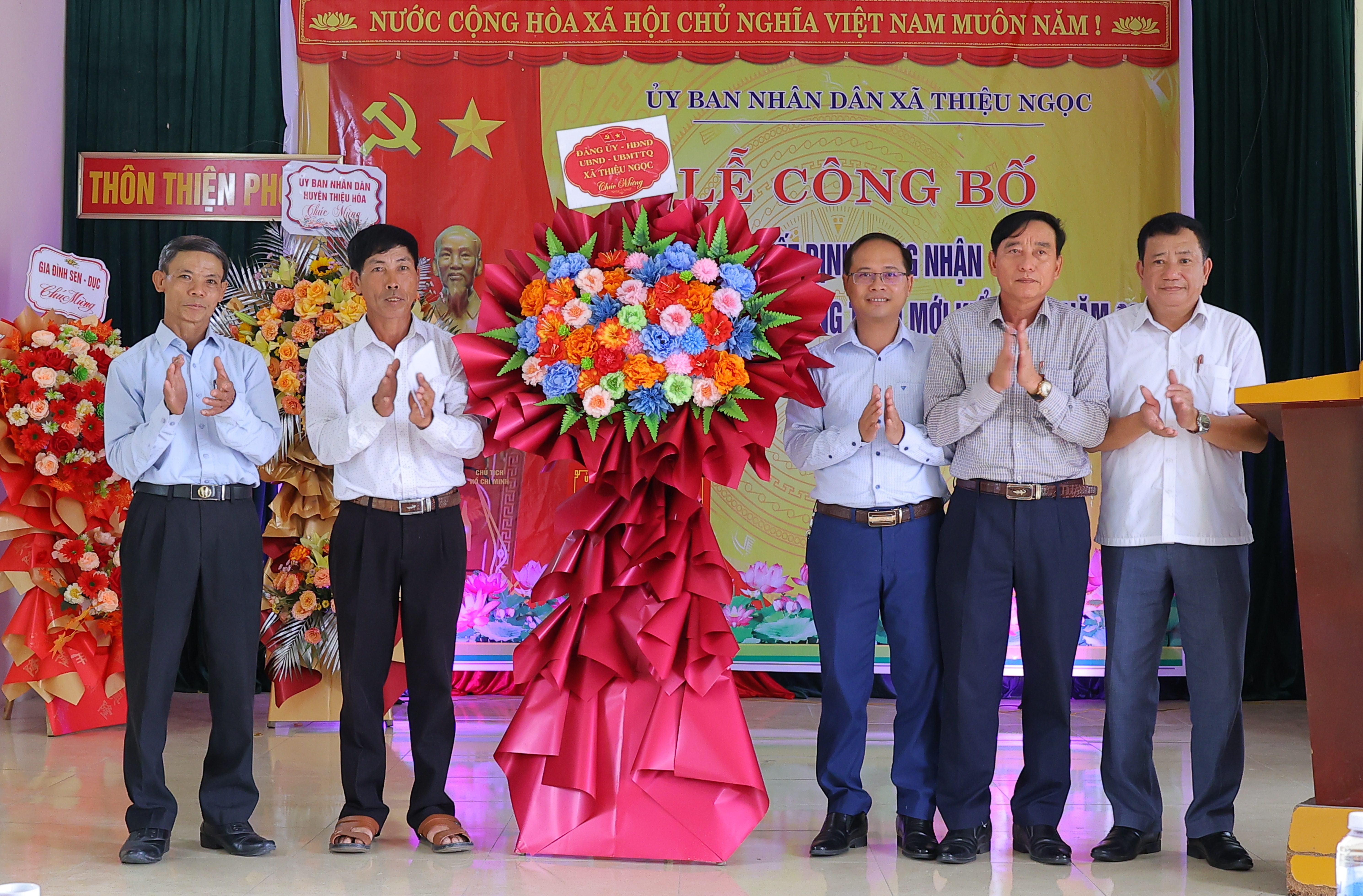 Lãnh đạo xã Thiệu Ngọc tặng hoa chúc mừng thôn