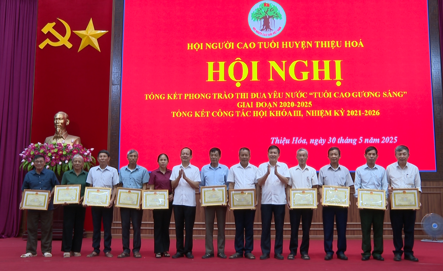 Lãnh đạo Tỉnh hội và lãnh đạo huyện trao giấy khen, phần thưởng của Chủ tịch UBND huyện, Hội Người cao tuổi huyện cho các tập thể, các nhân có thành tích xuất sắc trong công tác hội