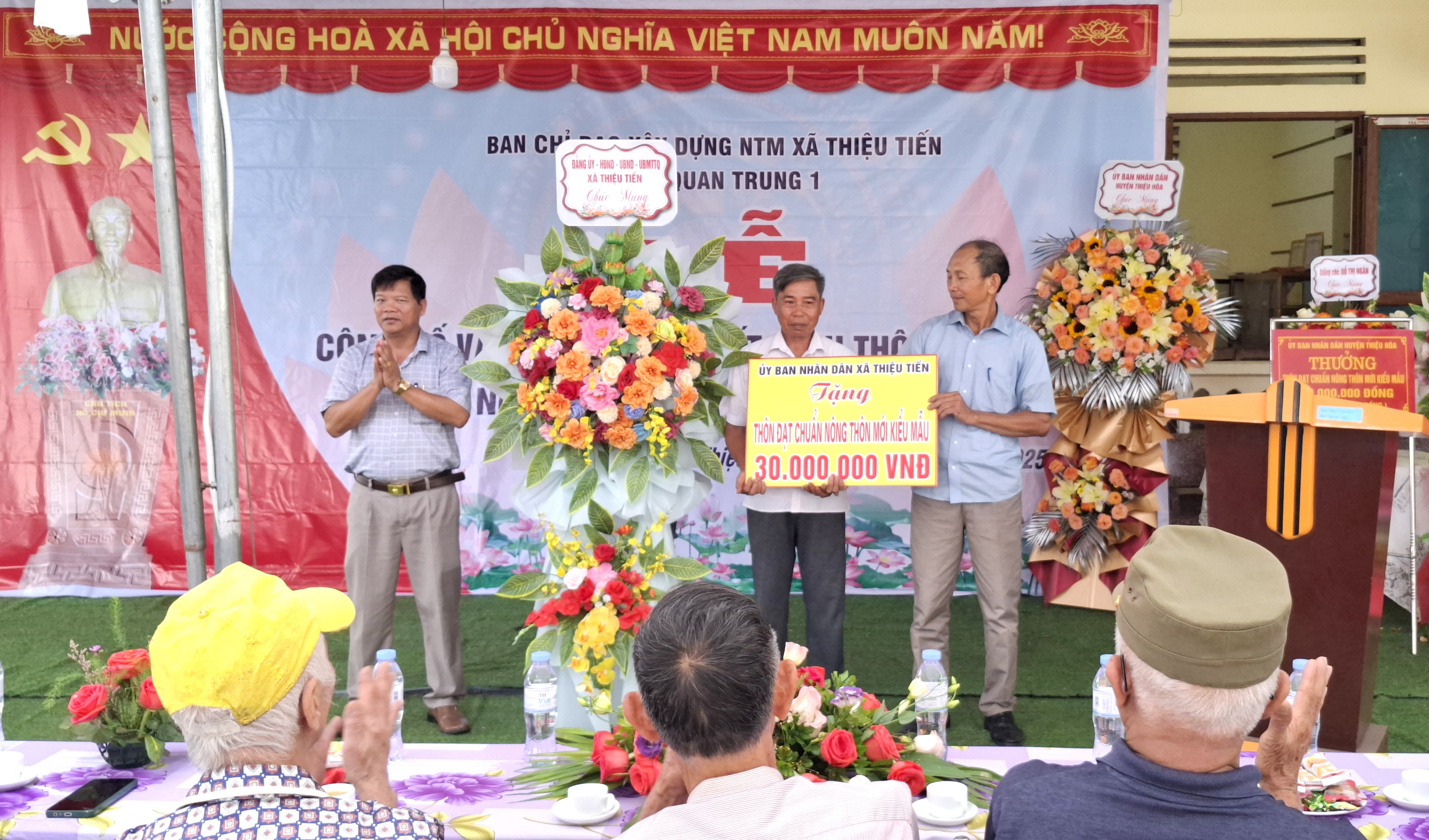 Lãnh đạo xã Thiệu Tiến tặng hoa và phần thưởng chúc mừng thôn
