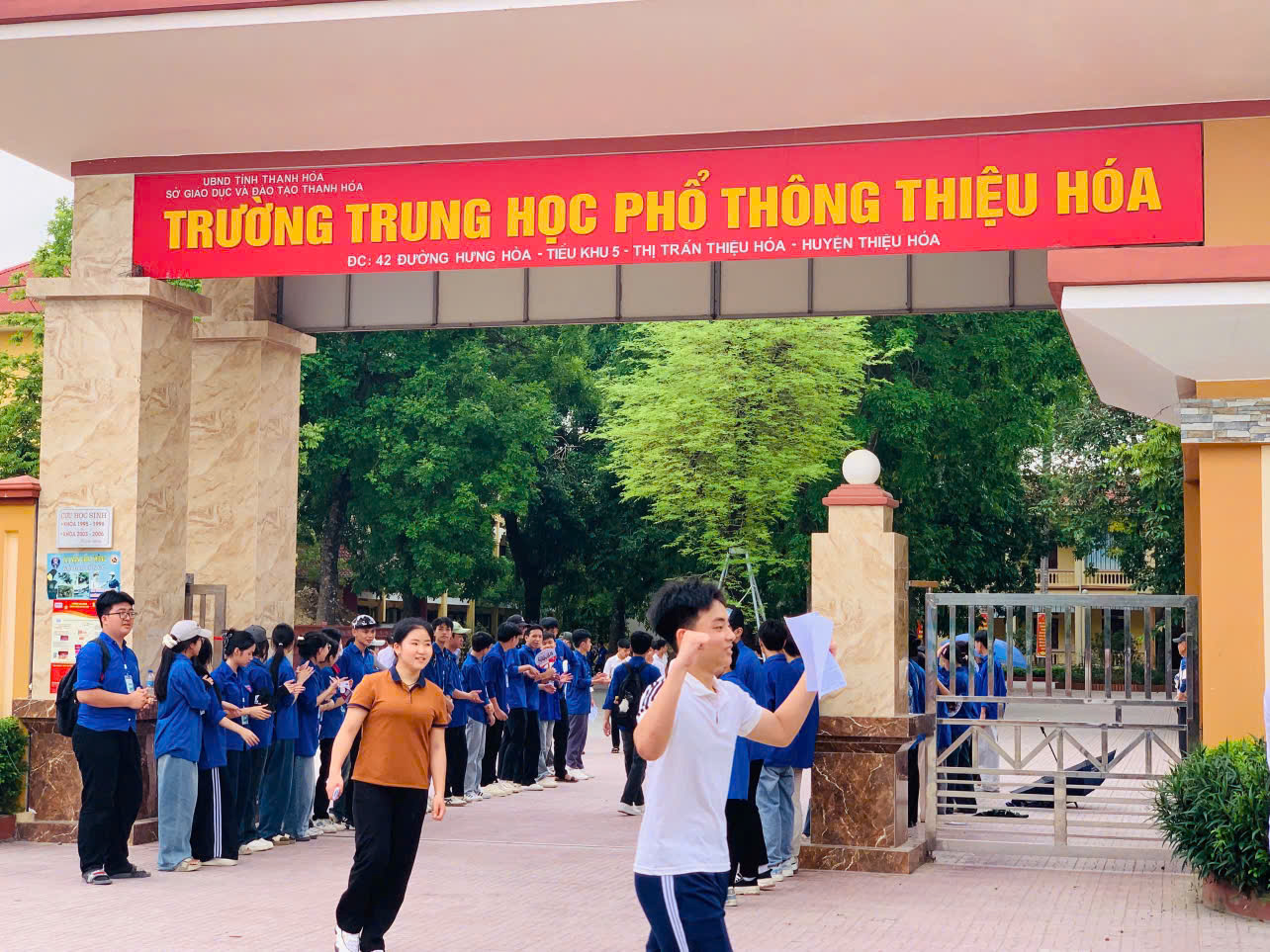 Các thí sinh kết thúc môn thi đầu tiên tại điểm thi trường THPT Thiệu Hóa