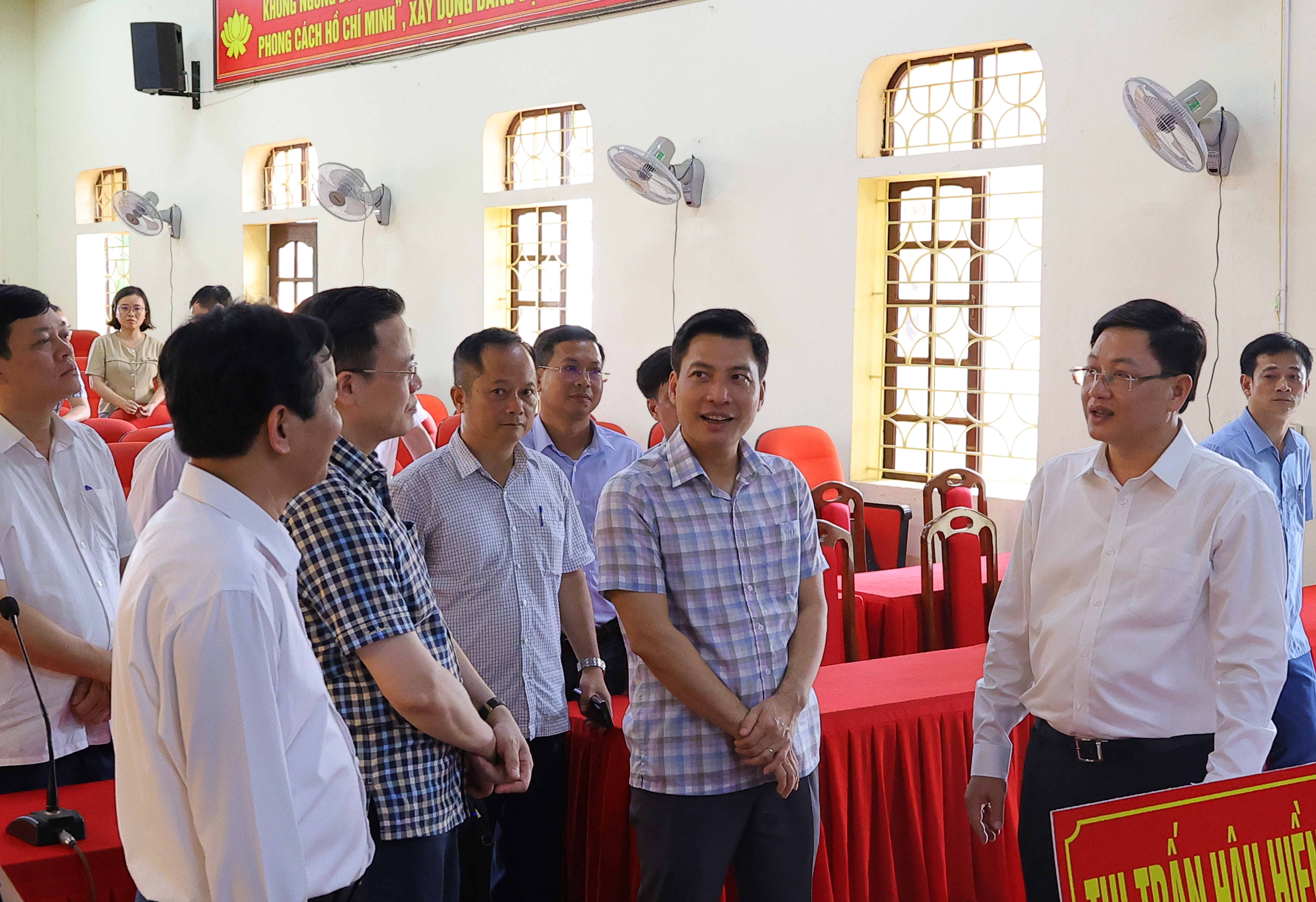 Phó Chủ tịch UBND tỉnh Mai Xuân Liêm cùng đoàn công tác đi kiểm tra tại thị trấn Hậu Hiền.