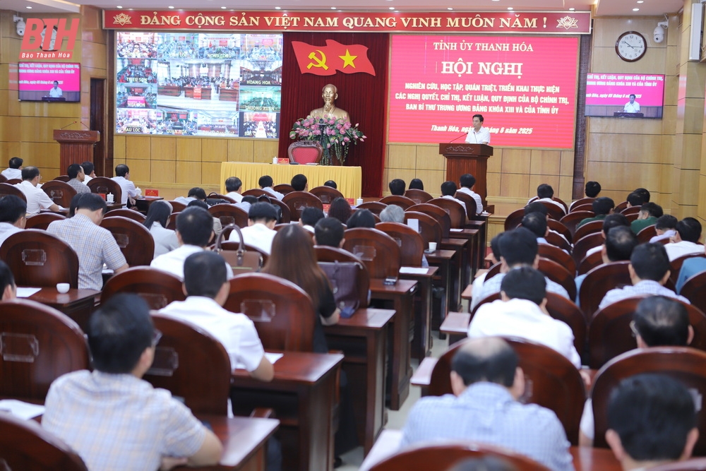 Các đồng chí lãnh đạo tỉnh và đại biểu dự hội nghị tại trụ sở Tỉnh ủy Thanh Hóa.