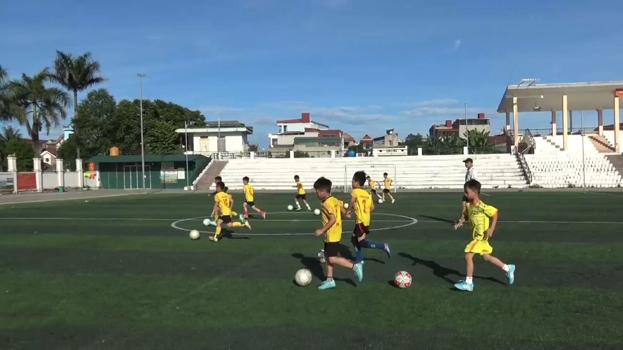Các cầu thủ nhi đồng được tập luyện kỹ chiến thuật triển khai đội hình tấn công