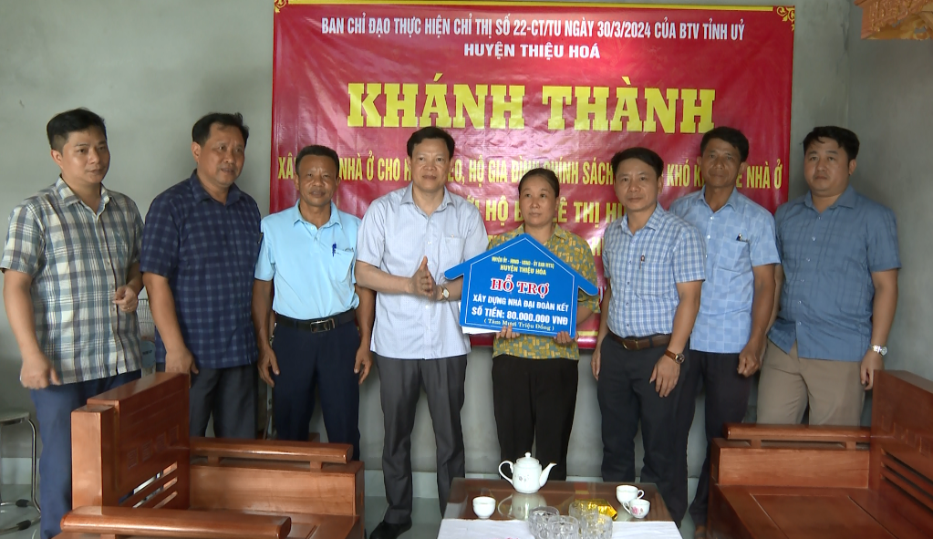 Trao kinh phí hỗ trợ xây dựng nhà tại xã Thiệu Trung
