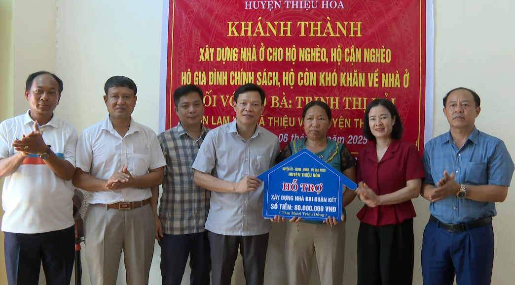 Trao kinh phí hỗ trợ xây dựng nhà tại xã Thiệu Vũ