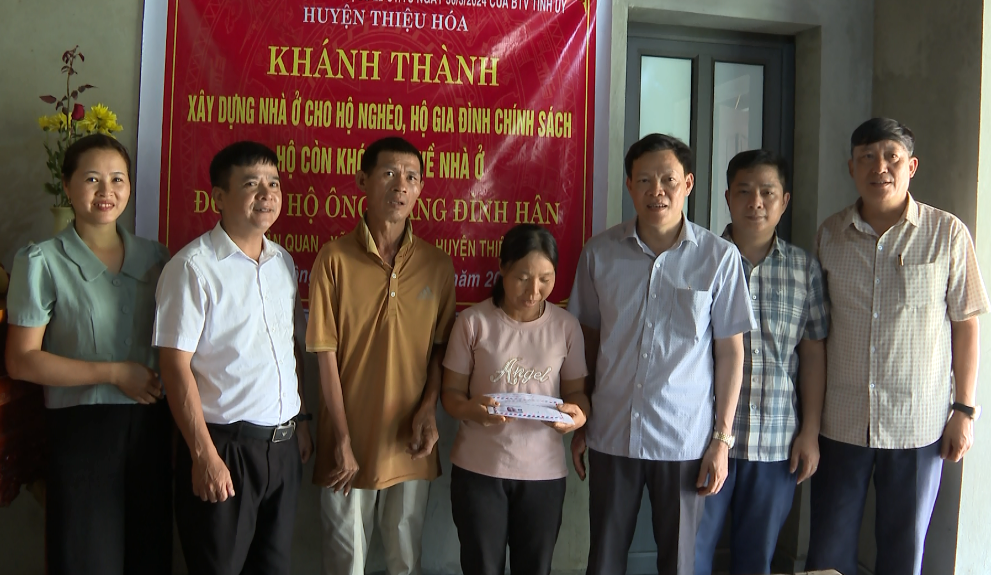Trao kinh phí hỗ trợ xây dựng nhà tại xã Thiệu Công