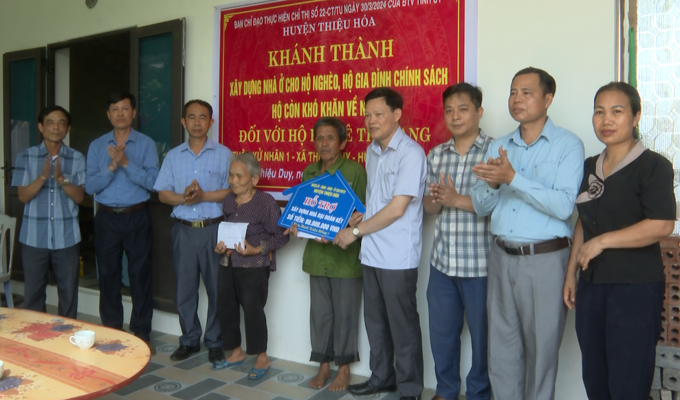 Trao kinh phí hỗ trợ xây dựng nhà tại xã Thiệu Duy
