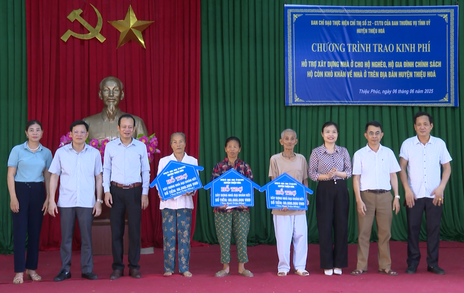Lãnh đạo huyện Thiệu Hoá và xã Thiệu Phúc trao tiền hỗ trợ xây dựng nhà Đại đoàn kết