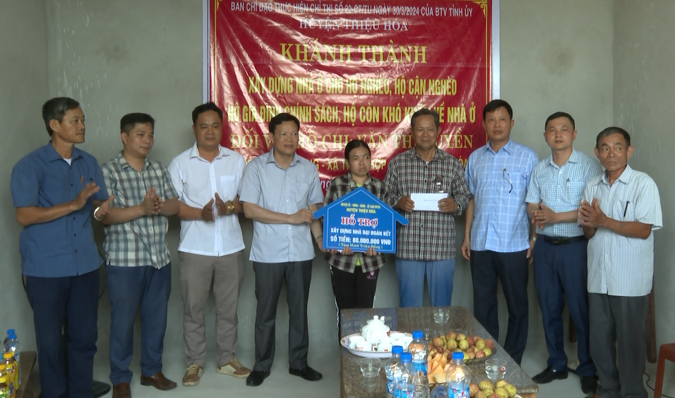 Trao kinh phí hỗ trợ xây dựng nhà tại xã Thiệu Hợp