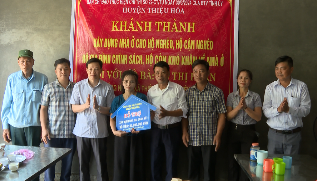 Trao kinh phí hỗ trợ xây dựng nhà tại xã Thiệu Thịnh