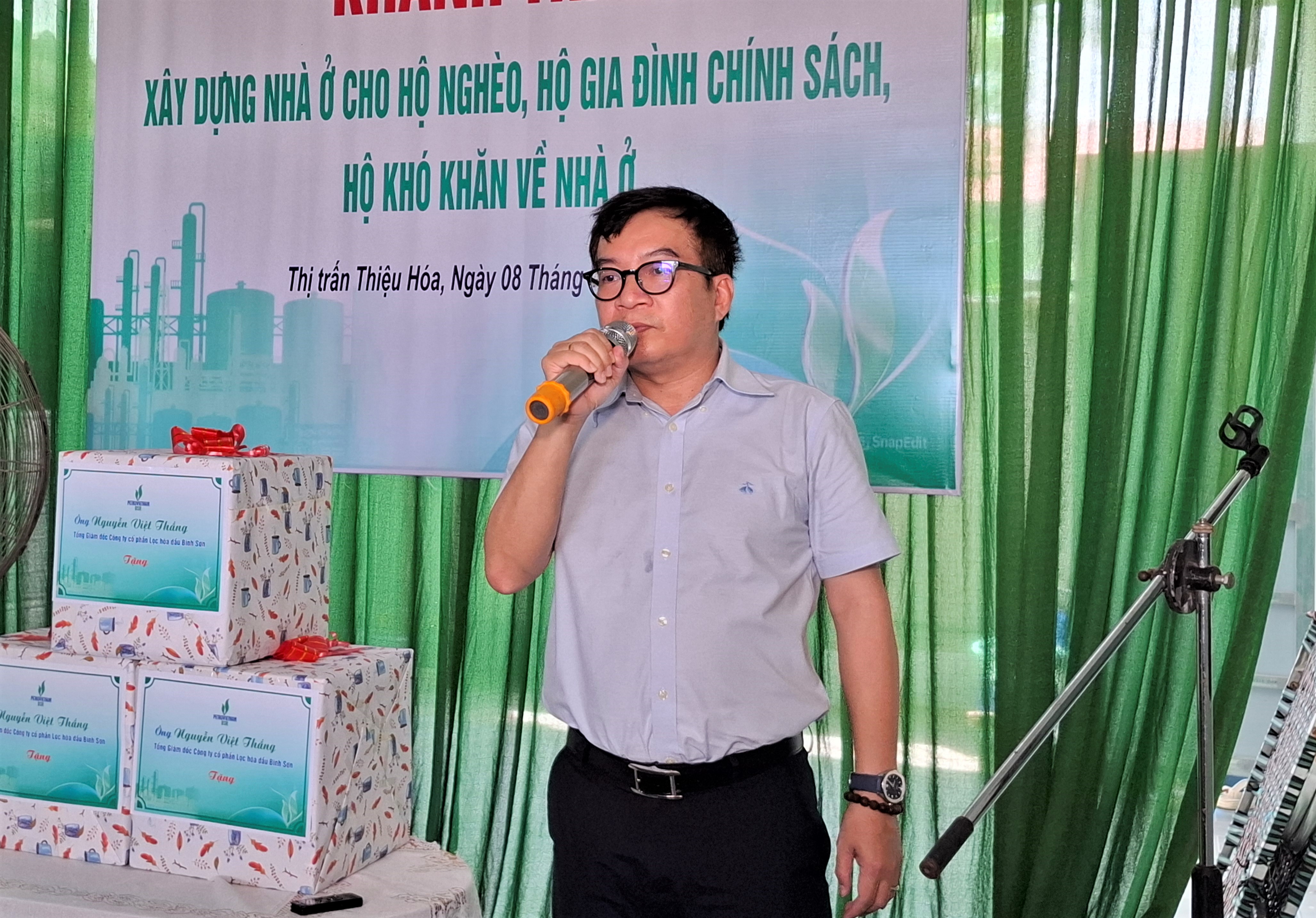 Ông Nguyễn Việt Thắng, Tổng giám đốc Công ty cổ phần Lọc hóa dầu Bình Sơn phát biểu tại buổi trao tiền hỗ trợ