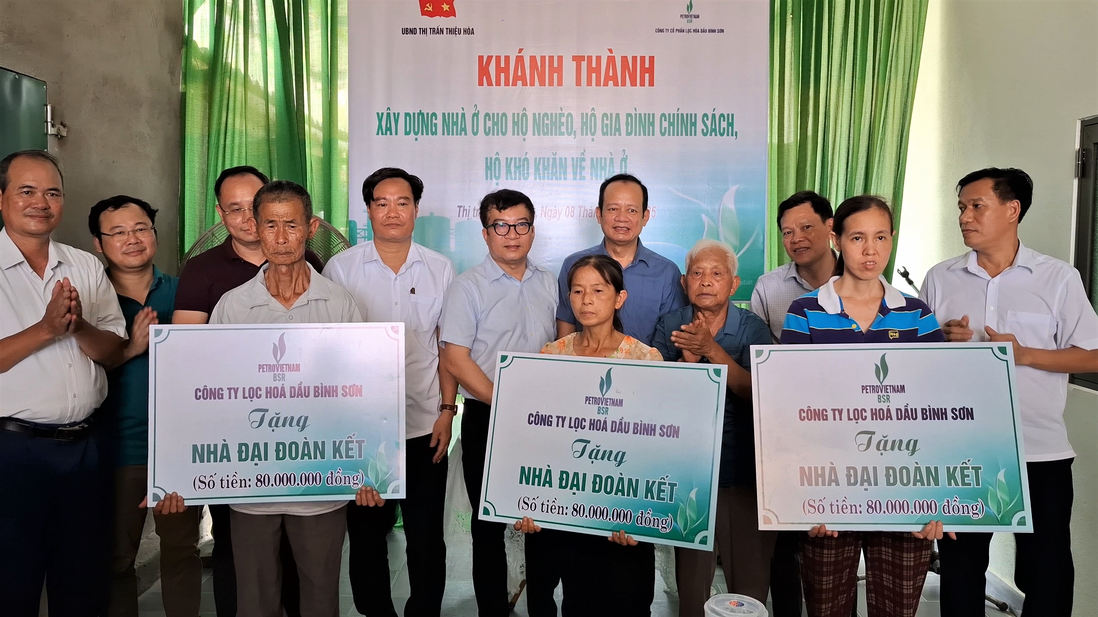 Các đồng chí lãnh đạo huyện và Công ty trao tiền hỗ trợ và quà cho các hộ gia đình