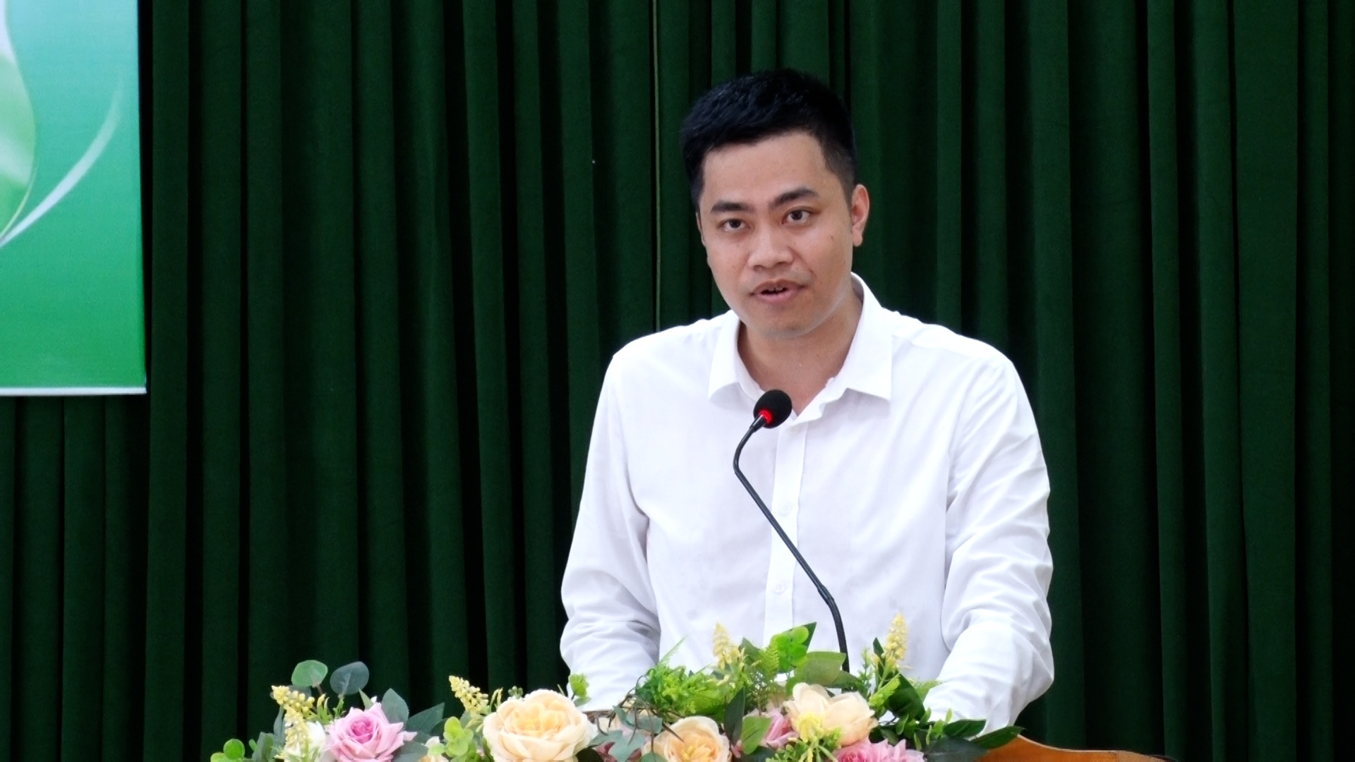 Phó Giám đốc Ban Quản lý dự án Đầu tư Xây dựng huyện Nguyễn Mạnh Hùng báo cáo kết quả thực hiện dự án
