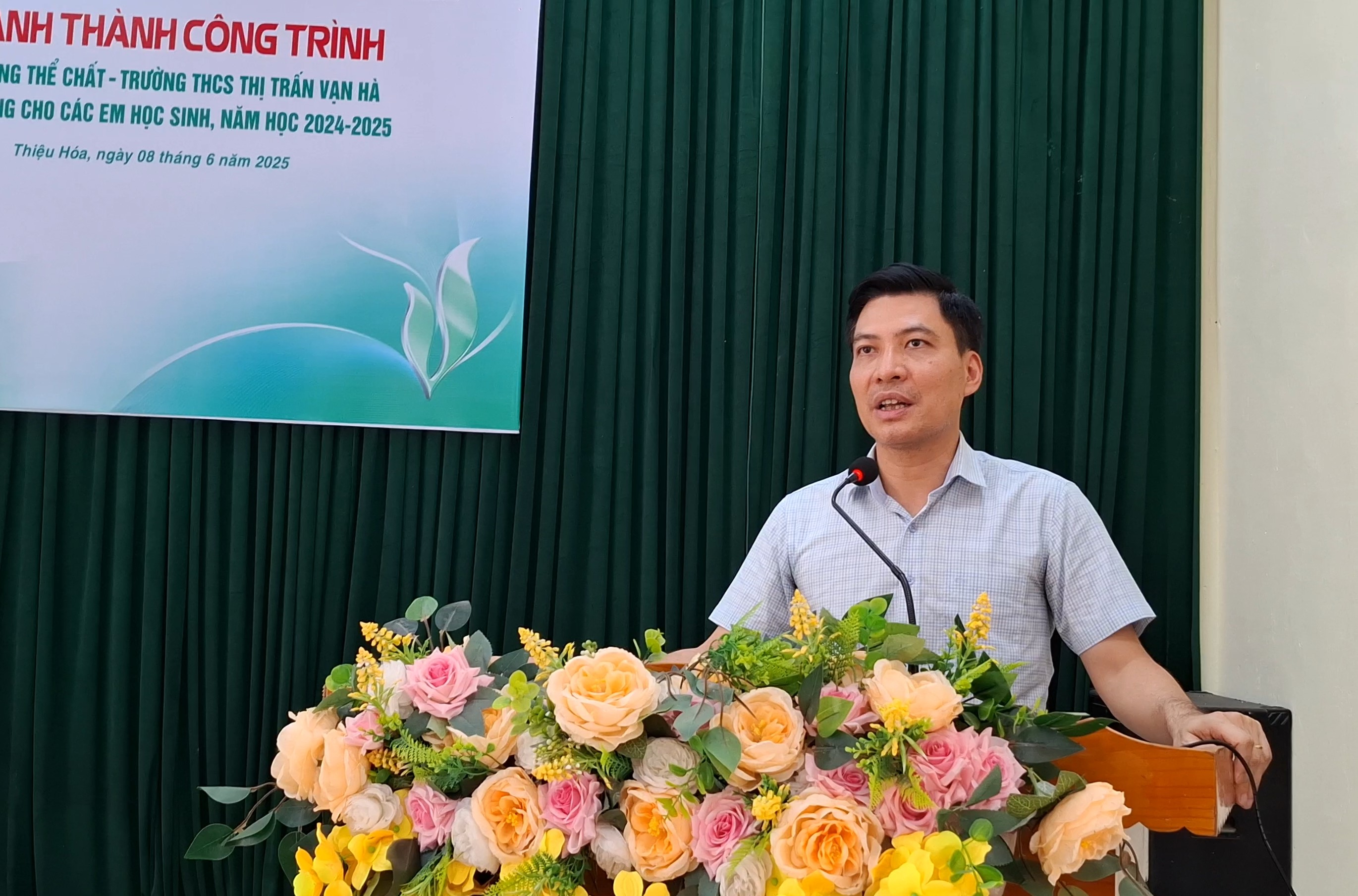 Đồng chí Nguyễn Văn Biện, Tỉnh uỷ viên, Bí thư Huyện uỷ, Chủ tịch HĐND huyện phát biểu tại buổi lễ