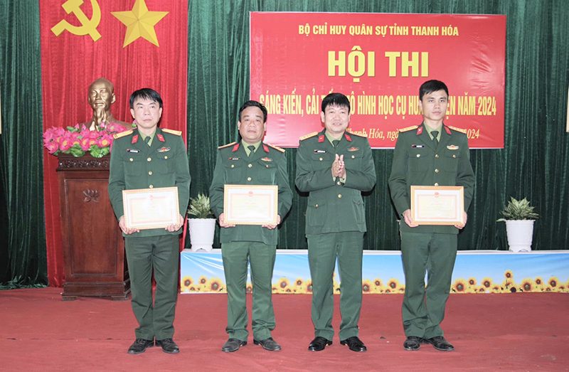 Thiếu tá Nguyễn Trí Thành (đứng thứ nhất từ trái sang) đoạt giải nhất cuộc thi sáng kiến, cải tiến mô hình học cụ, huấn luyện năm 2024.