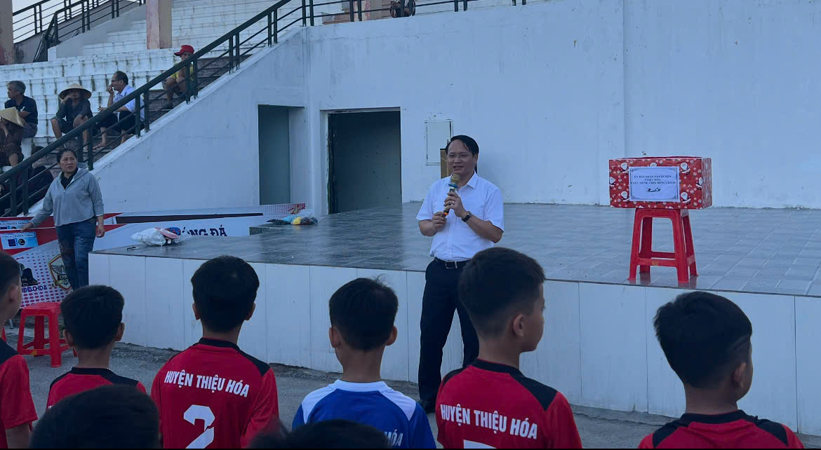Phó Chủ tịch Thường trực UBND huyện Nguyễn Ngọc Hiểu phát biểu động viên chúc mừng Ban huấn luyện và các cầu thủ tham dự giải