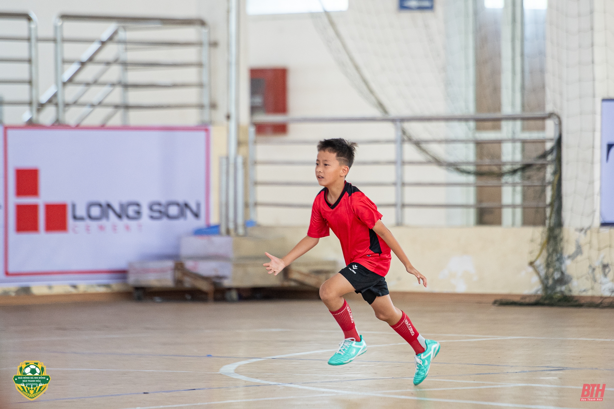 Đội trưởng Tuấn Tú mở tỉ số trận đấu.