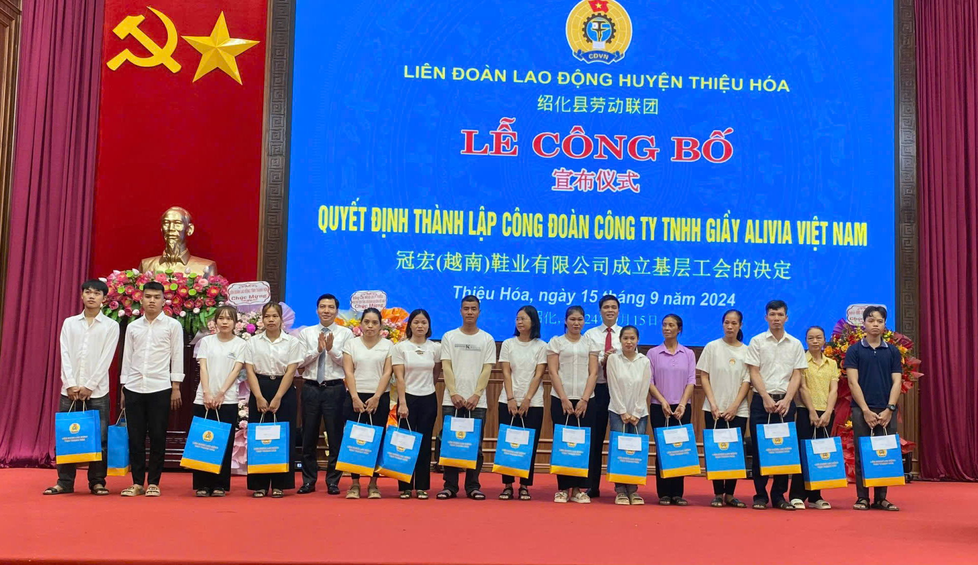 LĐLĐ huyện tặng quà cho người lao động khó khăn