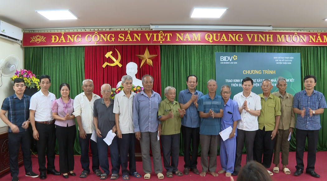 Lãnh đạo huyện Thiệu Hoá trao kinh phí xây dựng nhà cho các hộ