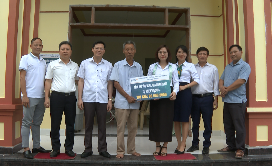 Lãnh đạo huyện và Ngân hàng Thương mại Cổ phần Đầu tư và Phát triển Việt Nam- chi nhánh Lam Sơn Thanhg Hoá  trao kinh phí hỗ trợ cho gia đình Ông Đinh Văn Hoa, xã Thiệu Tiến