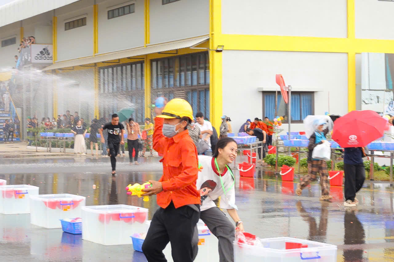 Những tiếng cười giòn giã, những gương mặt rạng rỡ ướt đẫm