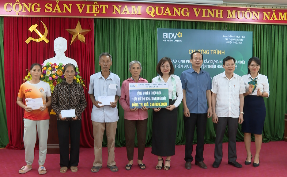 Lãnh đạo huyện Thiệu Hoá  và Ngân hàng Thương mại Cổ phần Đầu tư và Phát triển Việt Nam- chi nhánh Lam Sơn Thanhg Hoá  trao kinh phí xây dựng nhà cho các hộ