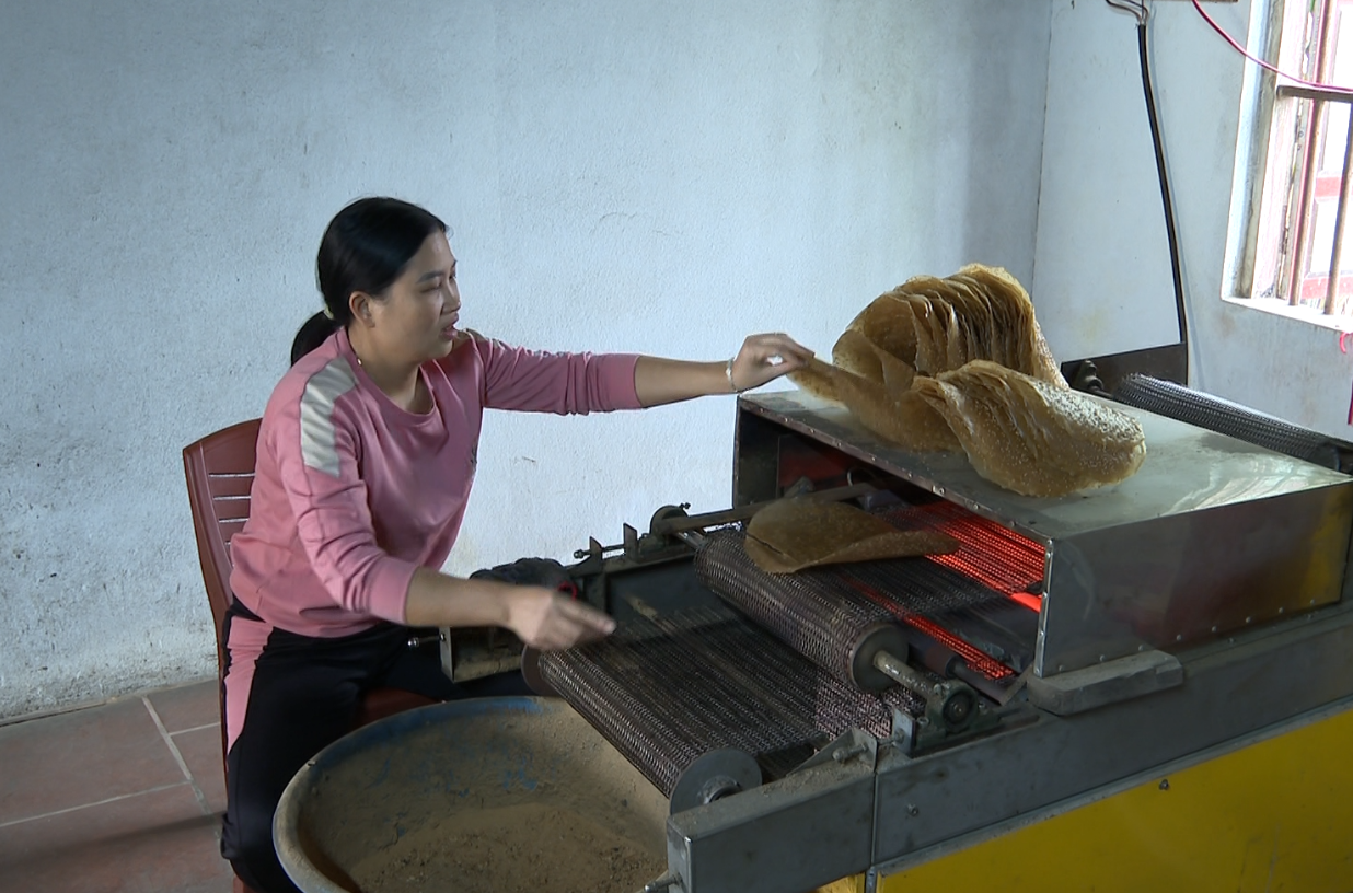 Nhân dân trong thôn áp dụng công nghệ vào sản xuất