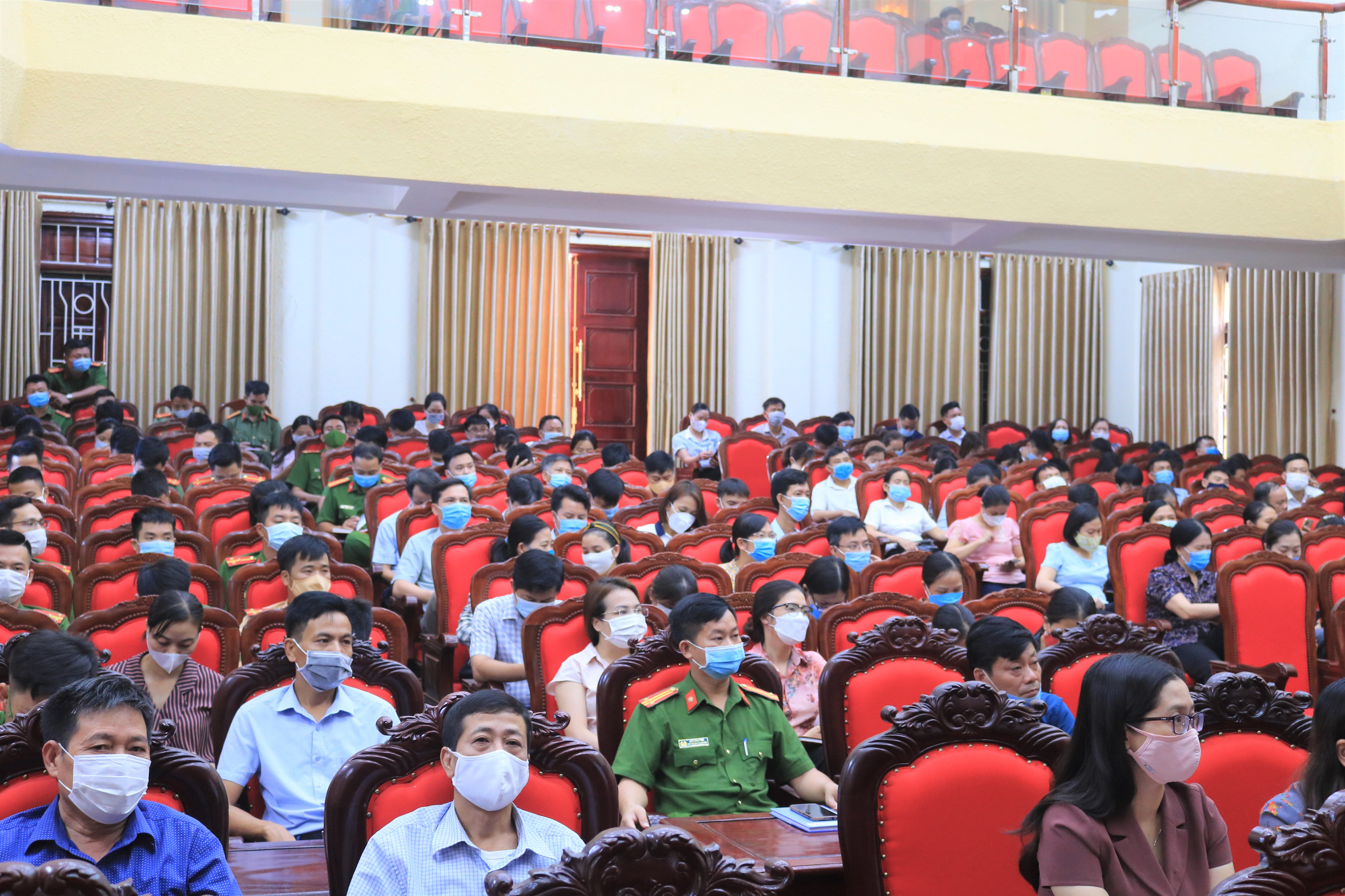 Các đảng viên dự hội nghị tại điểm cầu Trung tâm Hội nghị.