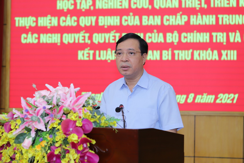 Đồng chí Lại Thế Nguyên, Phó Bí thư Thường trực Tỉnh ủy, Trưởng Đoàn ĐBQH tỉnh phát biểu khai mạc hội nghị.