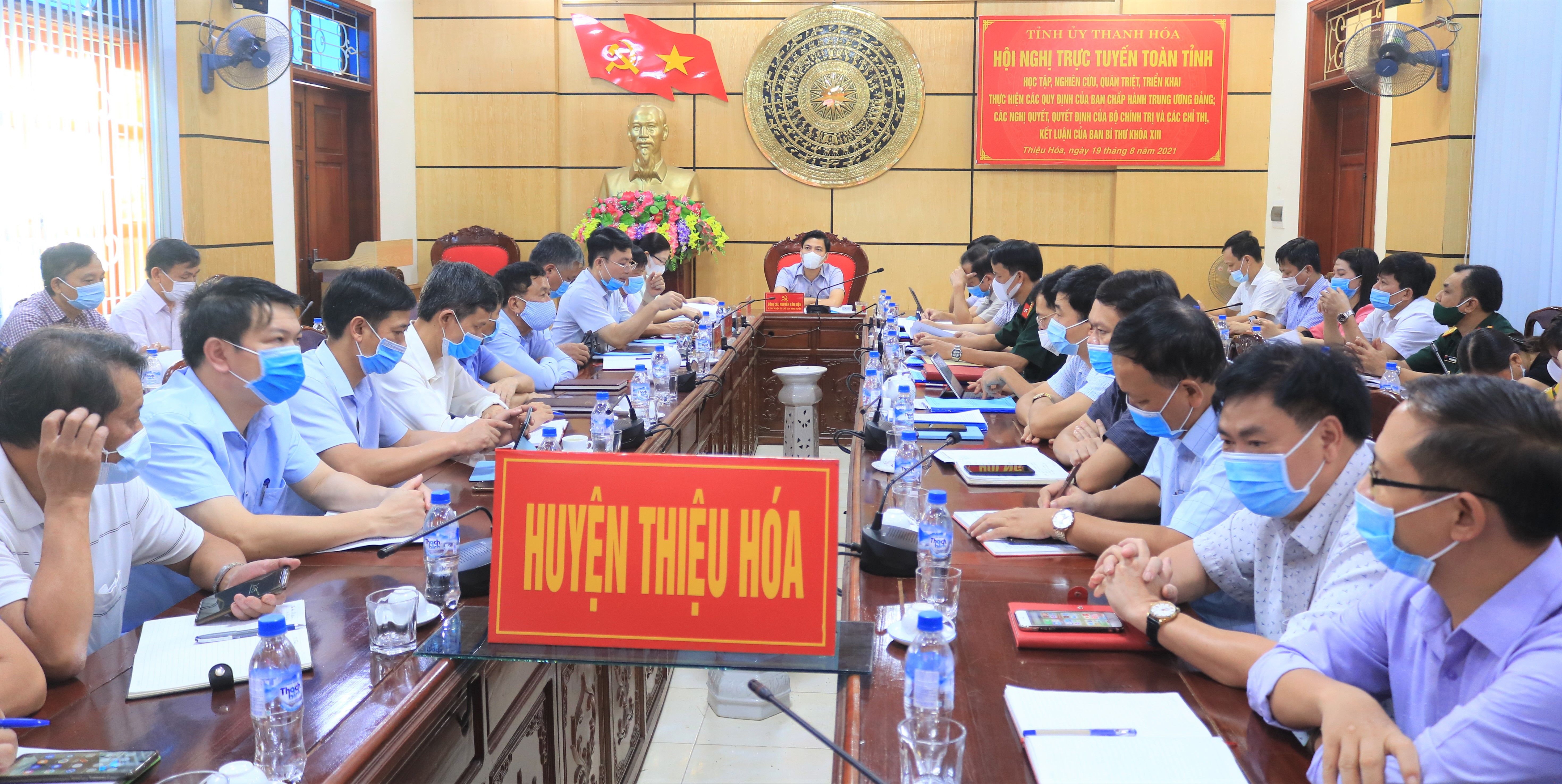 Các đại biểu dự hội nghị trực tuyến tại điểm cầu UBND huyện Thiệu Hóa