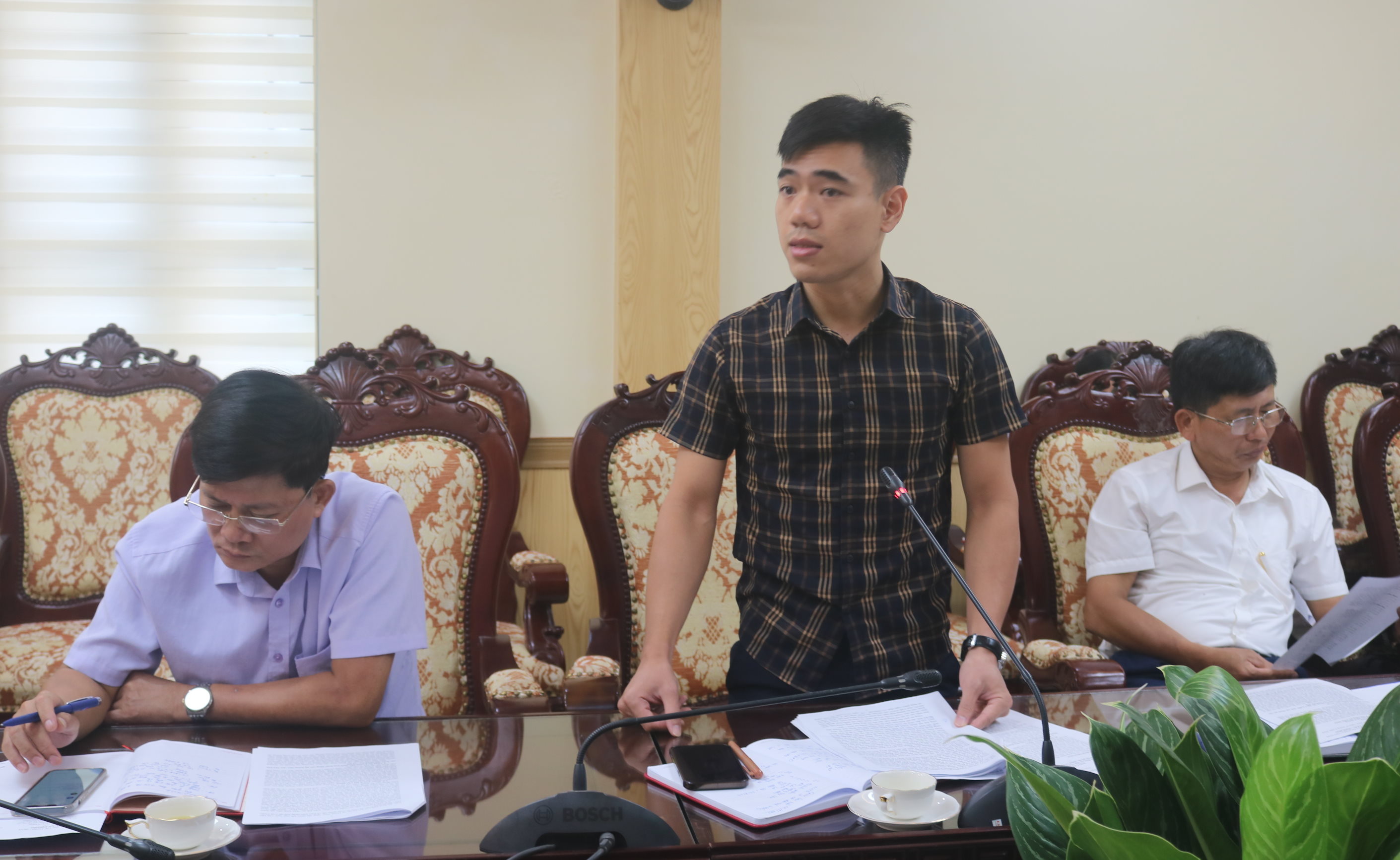 Đồng chí Nguyễn Duy Nhất, Phó Bí thư Huyện đoàn phát biểu thảo luận tại hội nghị